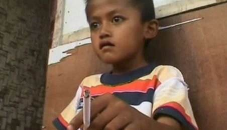 Indonezia: Fumător înrăit la numai opt ani