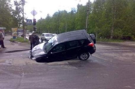 Cu maşina în groapă. Vezi aici în ce ţară craterele sunt mai periculoase ca în România 138368