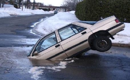 Cu maşina în groapă. Vezi aici în ce ţară craterele sunt mai periculoase ca în România 138369