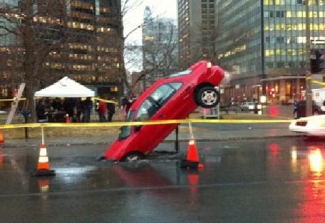 Cu maşina în groapă. Vezi aici în ce ţară craterele sunt mai periculoase ca în România 138370