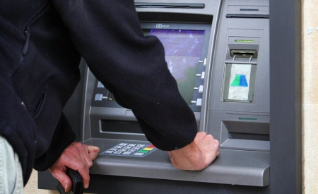 Oficial britanic: Peste 90% dintre furturile din bancomatele britanice sunt comise de români