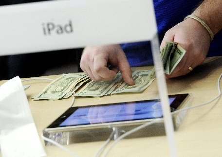 Sfârşitul ascensiunii Apple? Cererea pentru noua tabletă iPad, mult mai mică