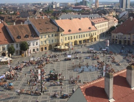 Sibiu. O mână de actori au făcut înviorarea de dimineaţă în Piaţa Mare din oraş