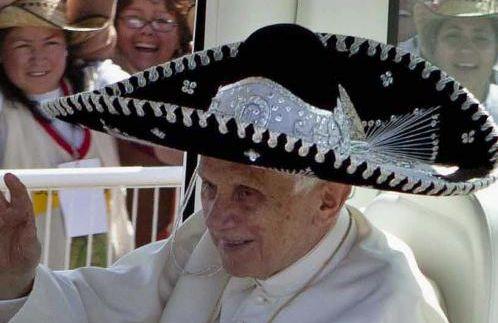 Bine dispus şi zâmbăreţ. Vezi cum arată Papa Benedict al XVI-lea cu sombrero pe cap 138503