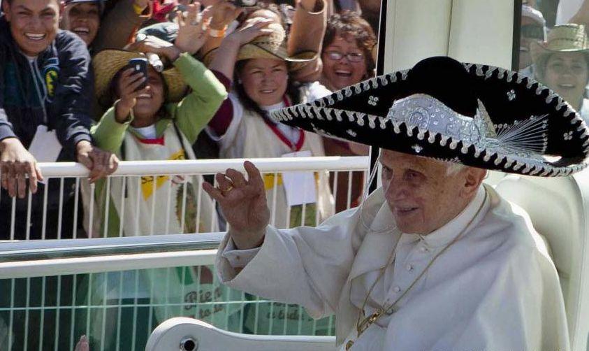 Bine dispus şi zâmbăreţ. Vezi cum arată Papa Benedict al XVI-lea cu sombrero pe cap 138504