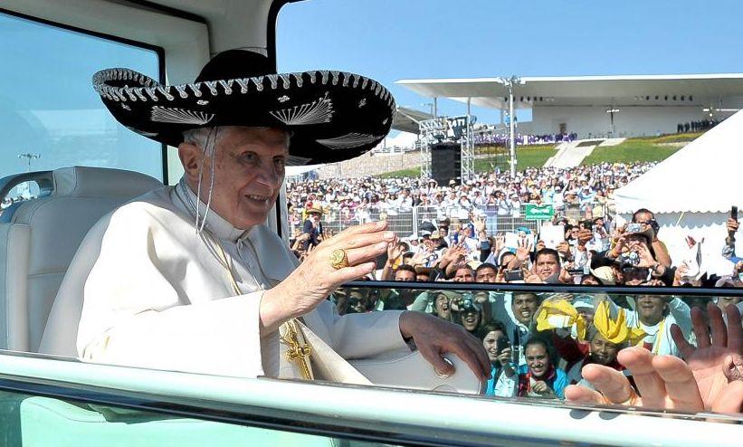 Bine dispus şi zâmbăreţ. Vezi cum arată Papa Benedict al XVI-lea cu sombrero pe cap 138505