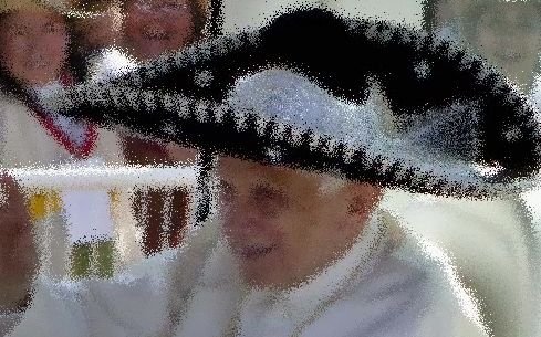 Bine dispus şi zâmbăreţ. Vezi cum arată Papa Benedict al XVI-lea cu sombrero pe cap