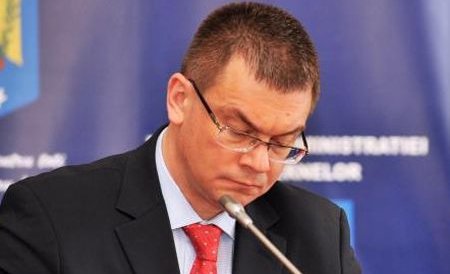 Premierul Ungureanu ameninţă cu demisia, după ce a acuzat coaliţia de presiuni politice