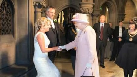 Spărgătoarea de nunţi. Doi tineri din Manchester s-au trezit cu Regina Marii Britanii la nuntă!