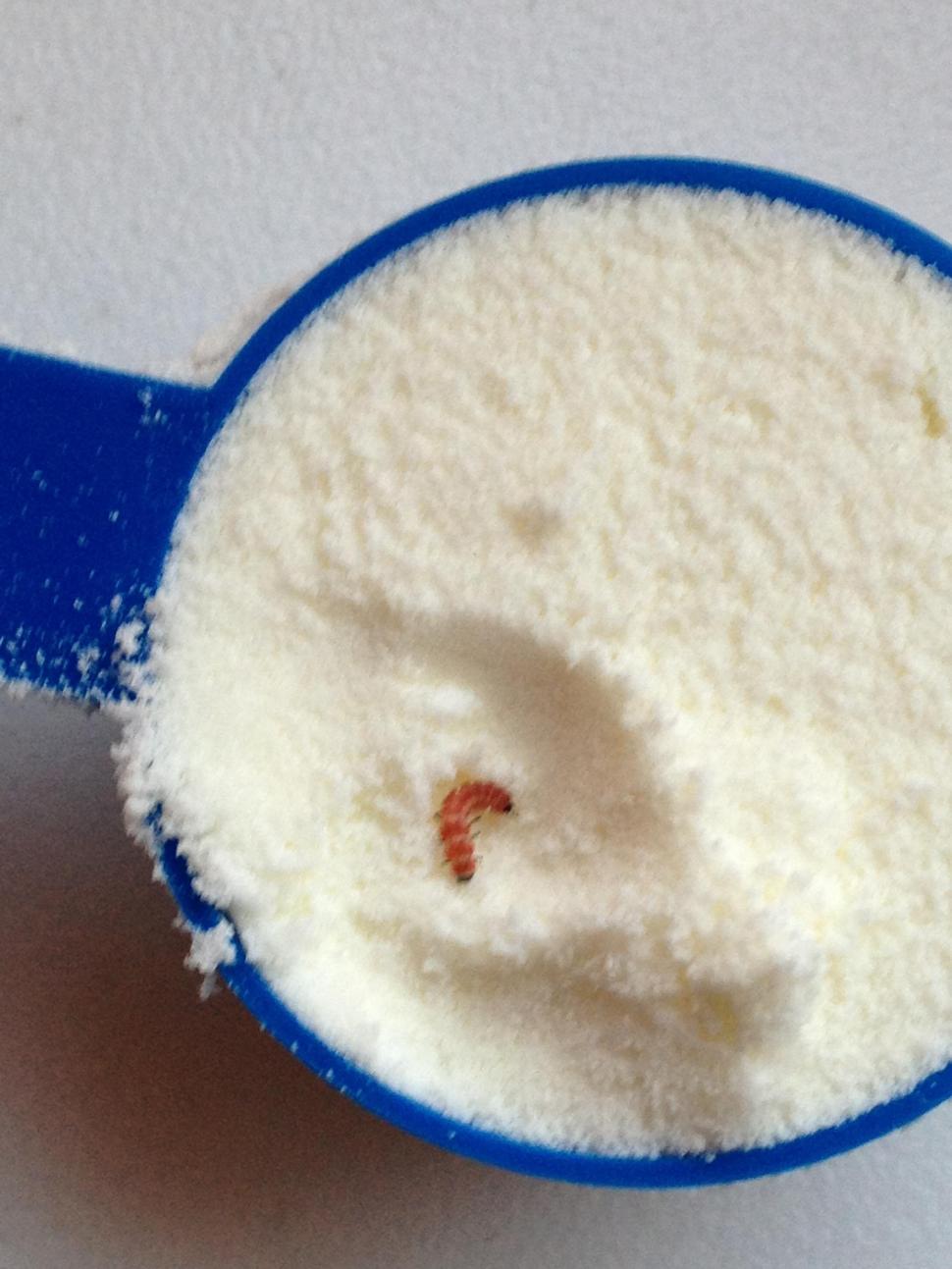 &quot;Surpriza&quot; mişcătoare pe care o mămică a găsit-o în cutia cu lapte praf. Nici hrana bebeluşilor nu mai e sigură 138482