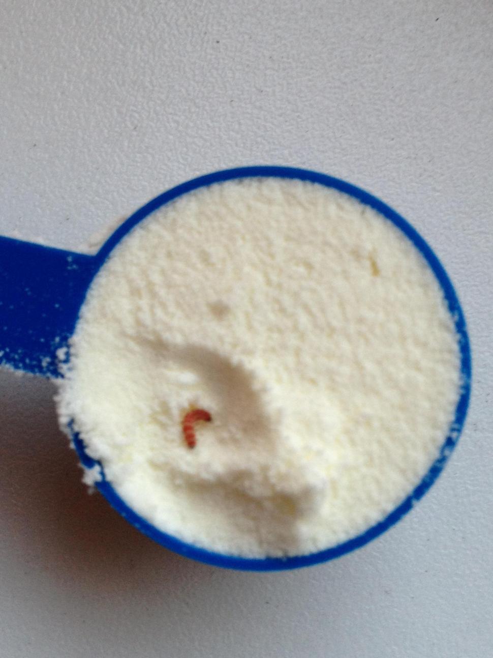 &quot;Surpriza&quot; mişcătoare pe care o mămică a găsit-o în cutia cu lapte praf. Nici hrana bebeluşilor nu mai e sigură 138484