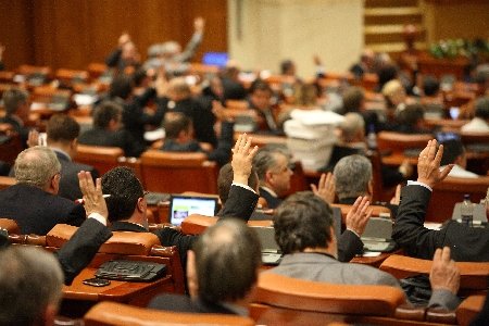 Deputaţii au aprobat revizuirea Constituţiei cu privire la Parlamentul unicameral