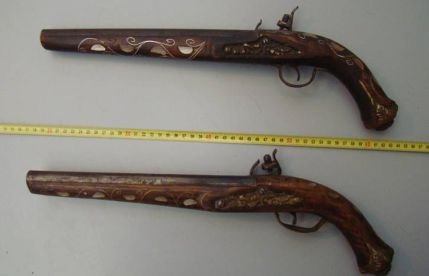 Două arme specifice secolului al XIX-lea, descoperite la Giurgiu într-un autocar venit din Grecia