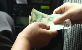 Două persoane, trimise în judecată după ce au plătit un taximetrist cu bancnote false 