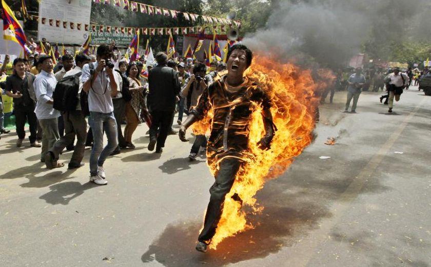 Imagini ŞOCANTE. Un tibetan şi-a dat foc în timpul unui protest 138967