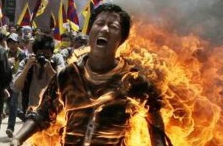 Imagini ŞOCANTE. Un tibetan şi-a dat foc în timpul unui protest