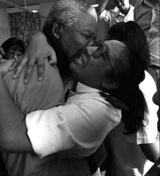 Mii de documente şi înregistrări personale ale lui Nelson Mandela au fost postate pe internet 138935