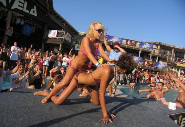 Părinţii s-au crucit când şi-au văzut fiicele în halul acesta. Imaginile din vacanţa de primăvară a elevilor, desprinse din filme XXX 138841