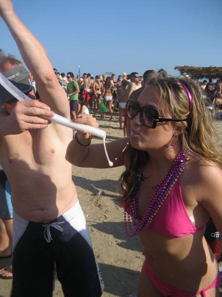 Părinţii s-au crucit când şi-au văzut fiicele în halul acesta. Imaginile din vacanţa de primăvară a elevilor, desprinse din filme XXX 138842