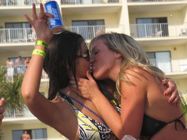 Părinţii s-au crucit când şi-au văzut fiicele în halul acesta. Imaginile din vacanţa de primăvară a elevilor, desprinse din filme XXX 138843