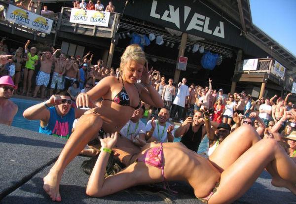 Părinţii s-au crucit când şi-au văzut fiicele în halul acesta. Imaginile din vacanţa de primăvară a elevilor, desprinse din filme XXX 138849