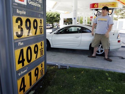 Americanii sunt gata să-l dea jos pe Obama pentru că benzina a ajuns la 1 dolar. La noi e cu 65% mai scumpă...