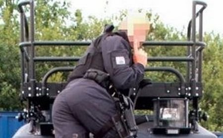 Cum se joacă poliţiştii cu armele din dotare în timpul serviciului. Au fost retrogradaţi din cauza acestei poze