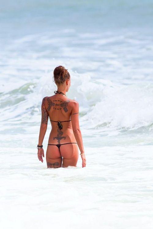 Este femeia cu trupul perfect. Dar un singur lucru o strică. Când se întoarce cu faţa, îţi vine să închizi ochii 139074