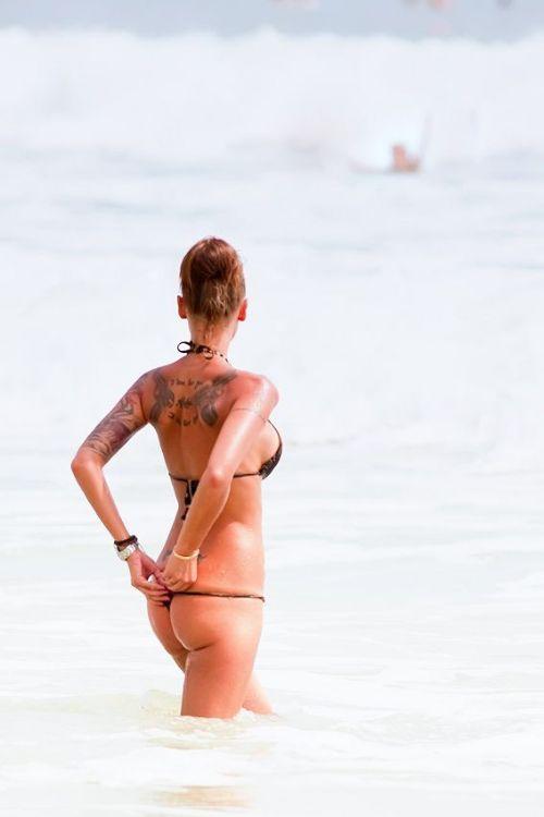 Este femeia cu trupul perfect. Dar un singur lucru o strică. Când se întoarce cu faţa, îţi vine să închizi ochii 139075