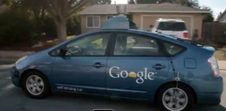 Google testează maşina care se conduce singură. Vezi demonstraţia făcută de un orb