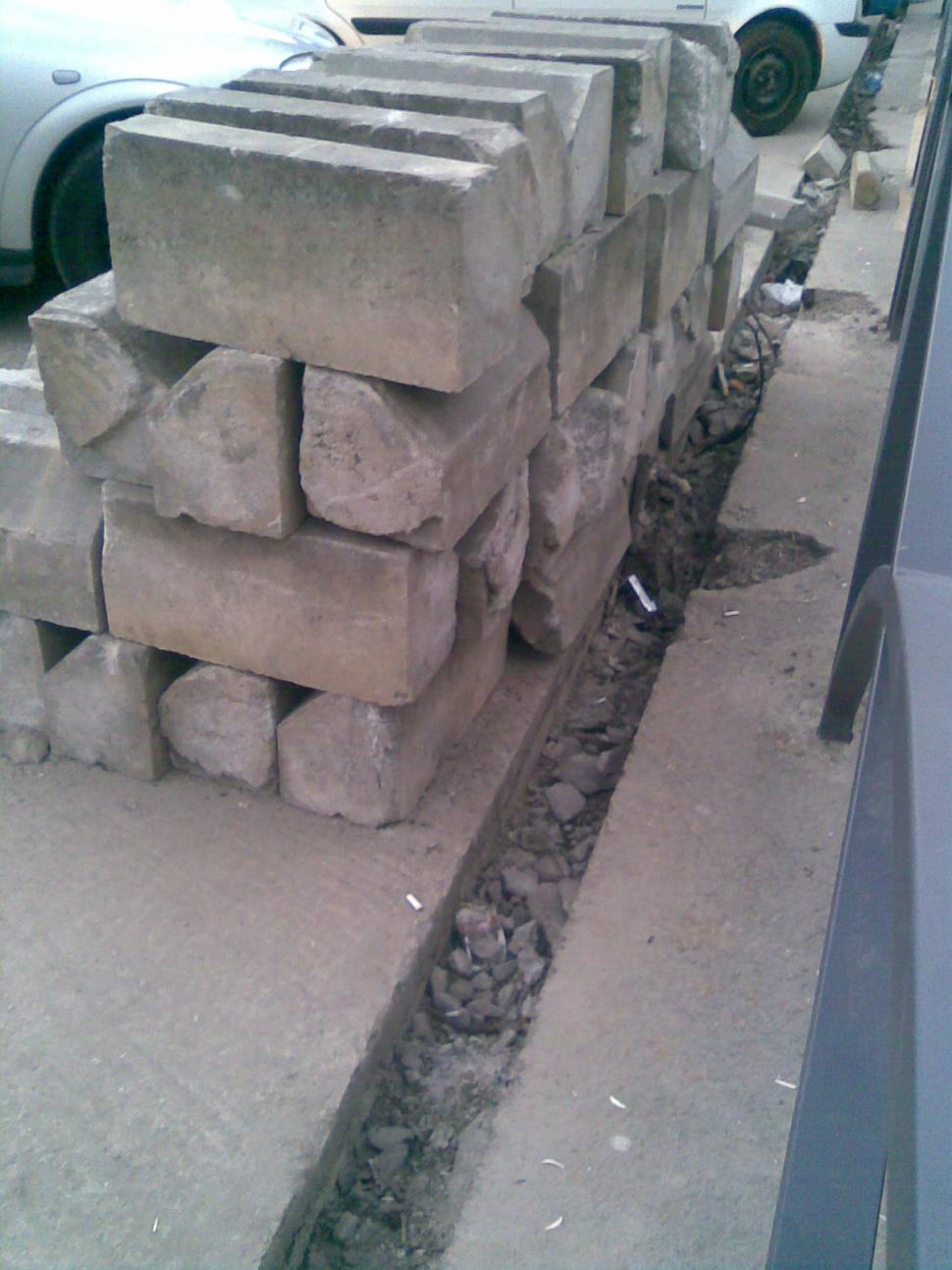 Borduriada hoţiei în an electoral. Străzile sunt ca nişte vulcani gata să erupă, dar măcar avem borduri impecabile 139416