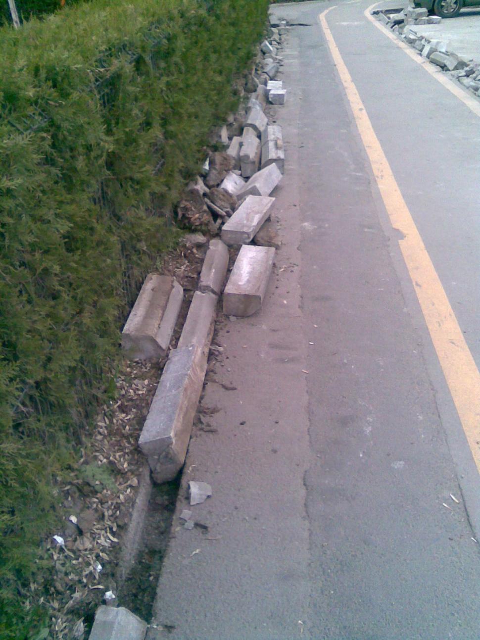 Borduriada hoţiei în an electoral. Străzile sunt ca nişte vulcani gata să erupă, dar măcar avem borduri impecabile 139417