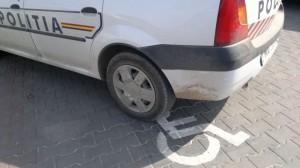 Îşi cumpăra şi poliţistul un mic cu muştar. Maşina poliţiei, parcată pe locurile de handicapaţi 139320
