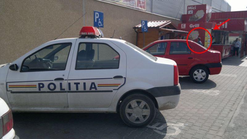 Îşi cumpăra şi poliţistul un mic cu muştar. Maşina poliţiei, parcată pe locurile de handicapaţi 139321