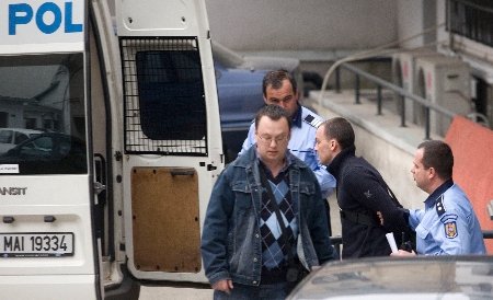 Mihail Boldea a fost huiduit la ieşirea din sediul DNA
