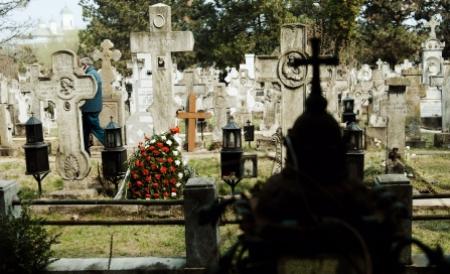 Cu OPC-ul în cimitir. Un bătrân s-a plâns inspectorilor că nu încape în mormânt 