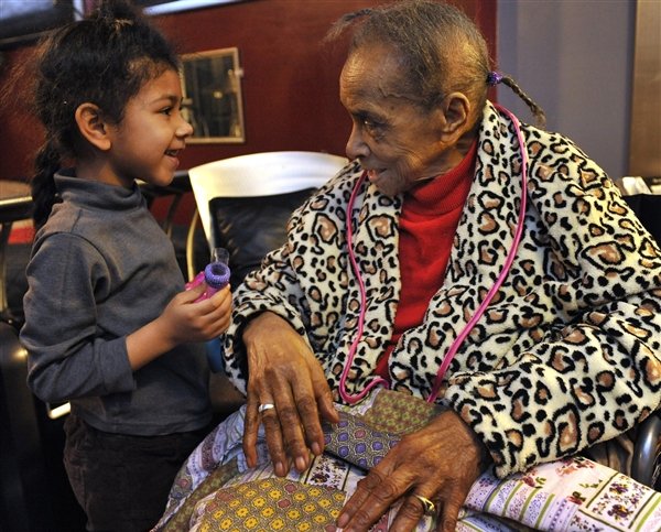 Emoţionant. O femeie de 101 ani şi-a recuperat casa, cu ajutorul unei organizaţii de caritate