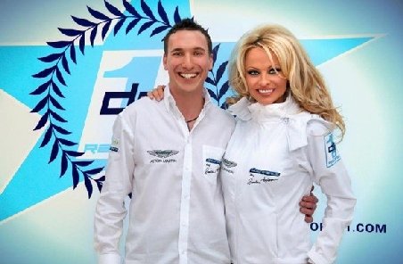 Pamela Anderson a devenit patroana unei echipe de curse auto