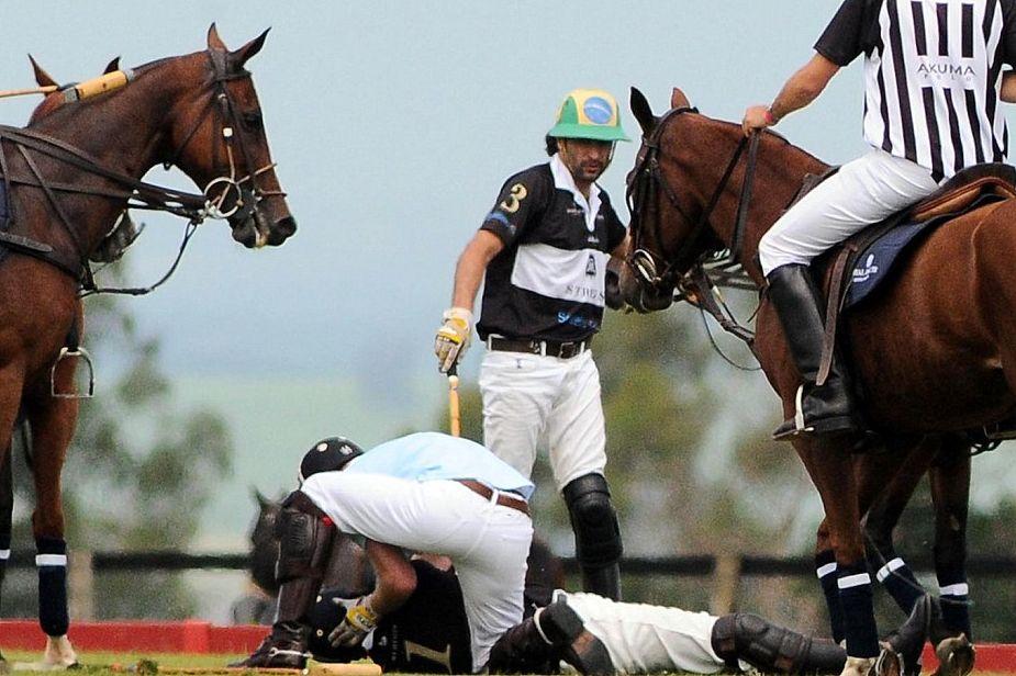 Prinţul Harry, EROU peste noapte. A salvat viaţa unui adversar după o ciocnire dramatică în timpul unui meci de polo 139914