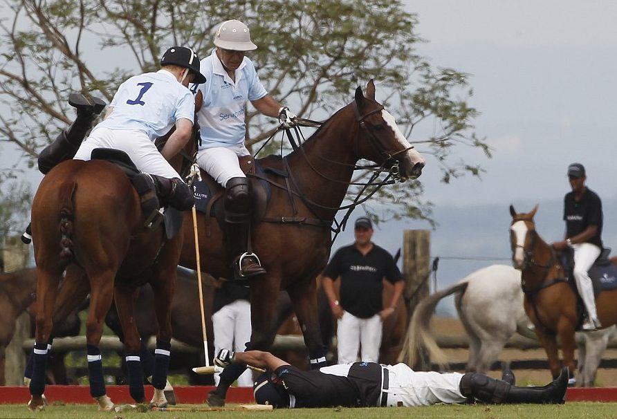 Prinţul Harry, EROU peste noapte. A salvat viaţa unui adversar după o ciocnire dramatică în timpul unui meci de polo 139915