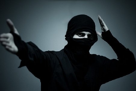 Să auzi şi să nu crezi: Un bărbat care transporta marijuana, jefuit de doi ninja