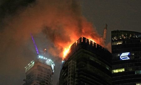 Turnul Federaţiei din Moscova, cuprins de flăcări. Autorităţile se aşteaptă la prăbuşirea etajelor afectate de incendiu 