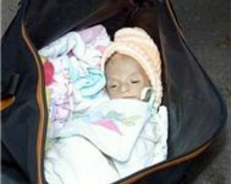 Caz şocant la Argeş: Un nou-născut a fost abandonat în scara unui bloc