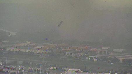 Două tornade puternice au lovit oraşul american Dallas. &quot;Adăpostiţi-vă!&quot;, mesajul care a semănat teroarea printre locuitori  140210