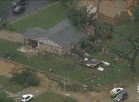 Două tornade puternice au lovit oraşul american Dallas. &quot;Adăpostiţi-vă!&quot;, mesajul care a semănat teroarea printre locuitori  140215