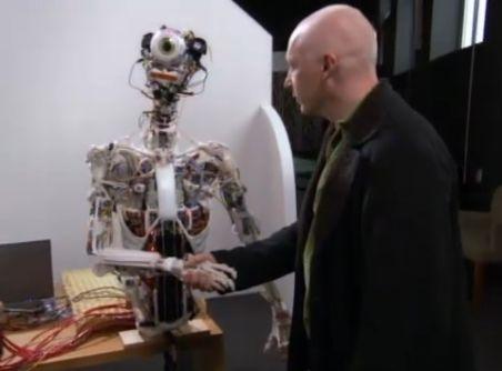 Inedit! Vezi aici cum arată robotul care imită omul 140129