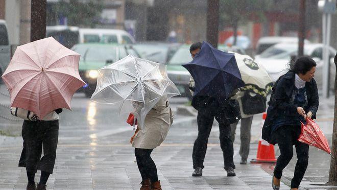 O superfurtună a paralizat vestul Japoniei. Două persoane au murit strivite sub dărâmături şi alte peste 150 au fost rănite 140164