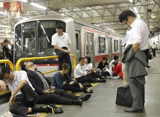 O superfurtună a paralizat vestul Japoniei. Două persoane au murit strivite sub dărâmături şi alte peste 150 au fost rănite 140169