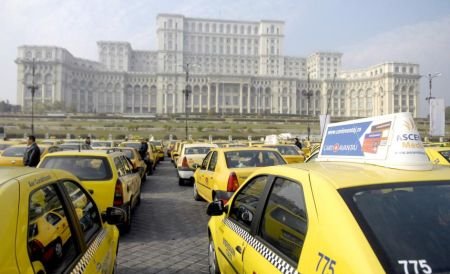 &quot;Tariful reglementat, clientul protejat&quot;. Sute de taximetrişti protestează în Bucureşti