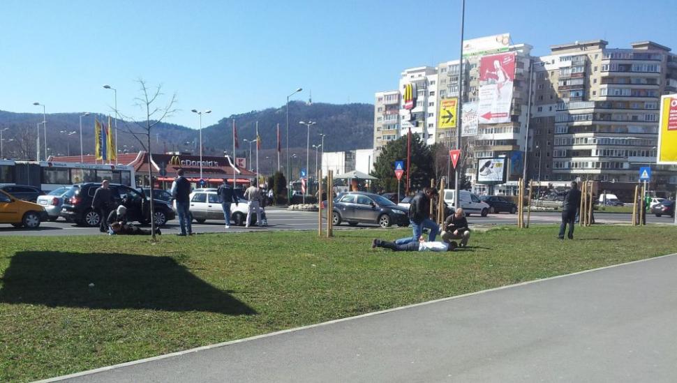 Urmărire cu focuri de armă pe DN1. Hoţi de apartamente, prinşi în Braşov. Imagini din timpul arestării 140030